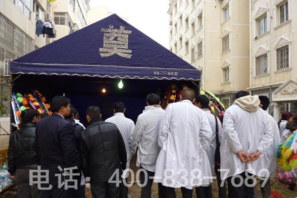 亲朋前来吊唁 亲朋前来吊唁